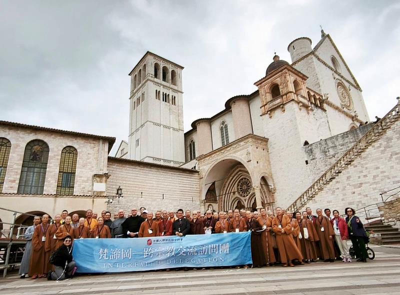 世界宗教博物館梵諦岡交流團與中華人間佛教聯合總會於阿西西聖方濟聖殿前合影。（圖由世界宗教博物館提供）