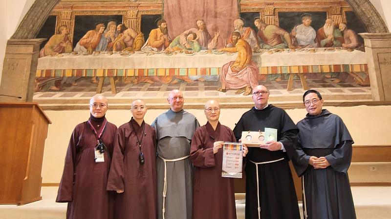 世界宗教博物館發展基金會執行長顯月法師（右3）致贈宗博館錦旗及禮物予聖會院院長馬可莫洛尼（右2）。（圖由世界宗教博物館提供）