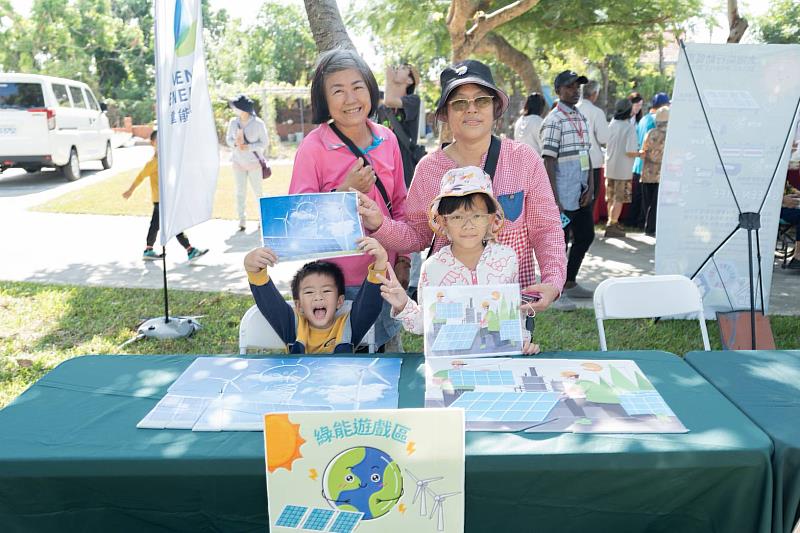活動現場提供綠能遊戲區讓大人小孩動動手動動腦，增添許多趣味性