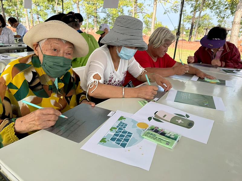 高齡90幾歲的阿嬤認真的繪製鋼板