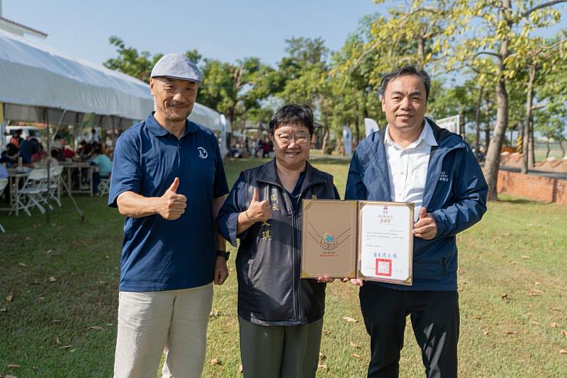 鹽水區長陳文琪（中）向韋能能源致贈感謝狀並留影。圖由左到右為長榮大學環境教育國際實驗學院院長洪慶宜、鹽水區長陳文琪、韋能維運總監王朋泰