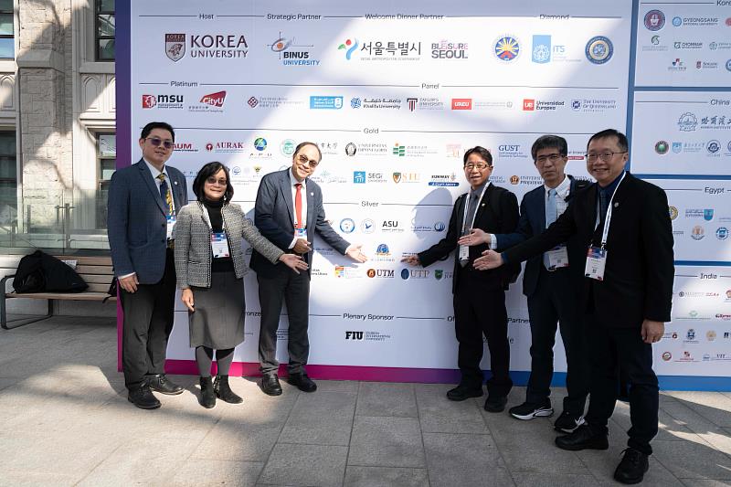 臺大系統在QS高教峰會以「系統化聯盟」的姿態正式走向世界，展現出超越單一校院的綜合能量，攜手深化與世界各地大學的夥伴關係，推動更多具國際影響力的教育與研究成果。左起：臺師大副教務長林坤誼、臺師大研發長許瑛玿、臺大副校長暨臺大系統執行長丁詩同、臺科大副校長周子銓、臺大管理學院學術副院長魏志平、FITCHET執行長林子斌。