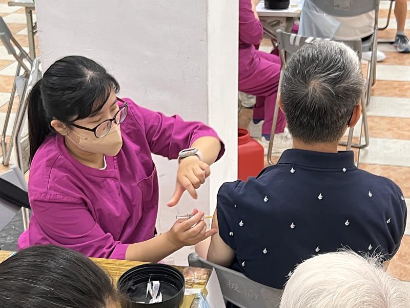 鼓勵50歲以上市民「左流右新」同時接種2種疫苗,一次輕鬆獲得雙重保護。