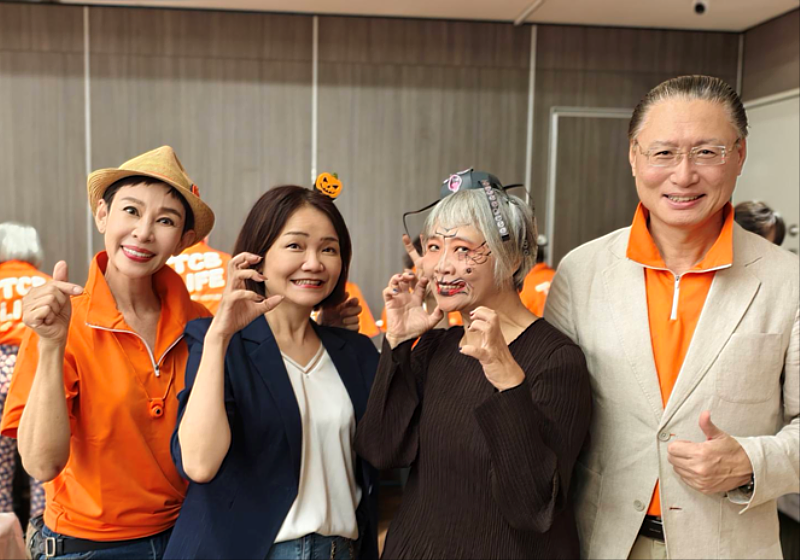 圖為中廣主持人李秀緩（左起）、家總秘書長陳景寧、家庭照顧者及合庫人壽總經理藍年紳