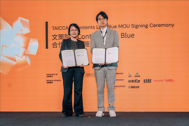 文策院院長王敏惠（左）與韓國CLB CEO高永土簽署MOU，未來將推動更多跨國合製與數位出版計畫，協助臺灣原創內容走向全球市場。
