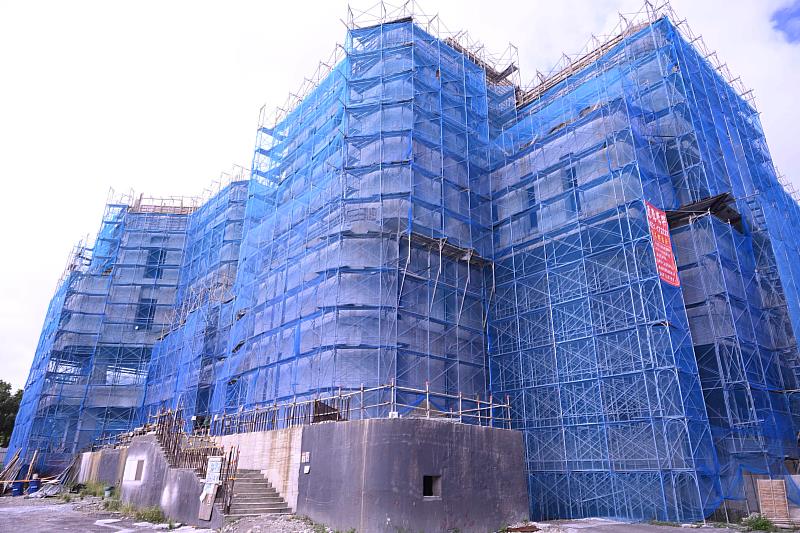 目前工程辦理中，圖書館外觀進度。