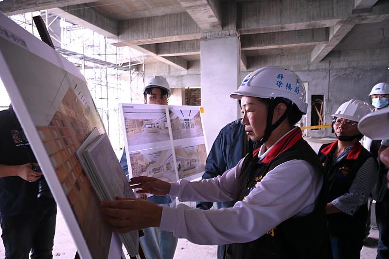 徐榛蔚會勘新建圖書館工程 主結構灌漿完成 預計115年底啟用文化新地標