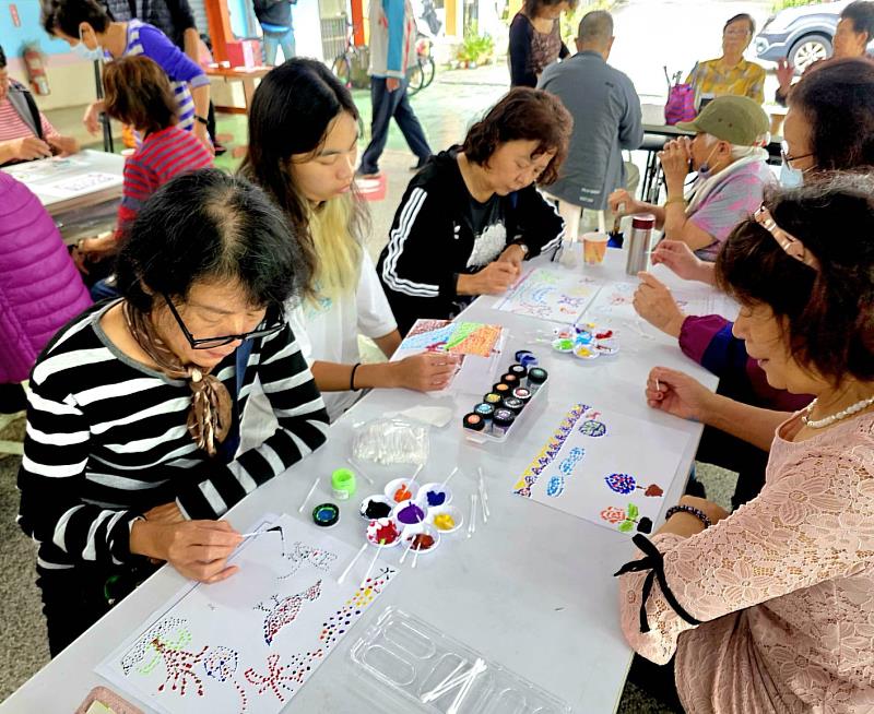 景文科大陪龜山社區長者 青銀共饗溫馨秋日時光