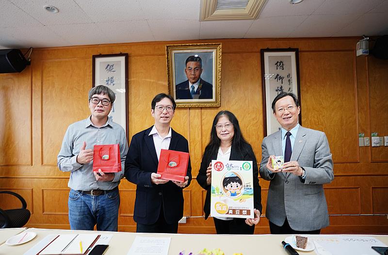 左起為嘉義縣嘉農農產加工生產合作社黃家均理事長、農業部農糧署雜糧特作組莊岳峰組長、中國文化大學王淑音副校長與校務專門委員葉至誠。