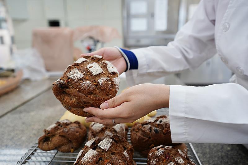 文化大學生活應用科學系烘焙課程強調手作與健康概念，培養學生運用天然食材創作營養美味點心。