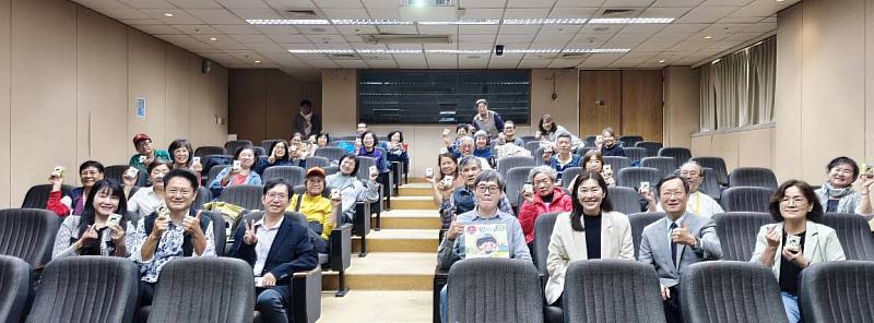 結合樂齡大學，文化大學與嘉農合作社及學員合影，共推「在地優先、健康飲食、活力老化」新里程碑。