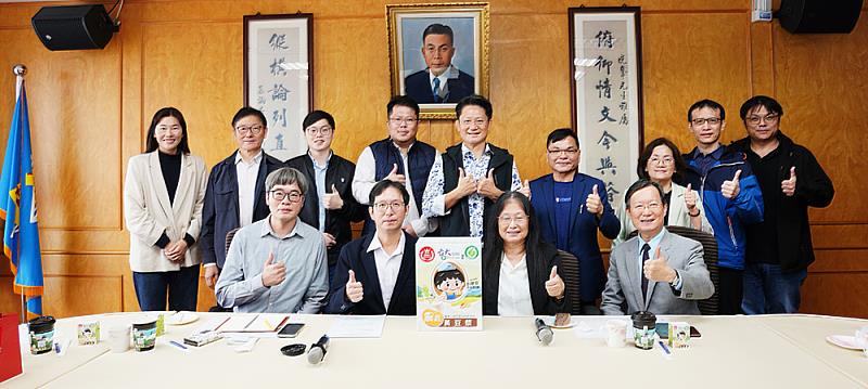 文化大學、嘉義縣嘉農農產加工生產合作社及文大相關學系所主管合影留念。