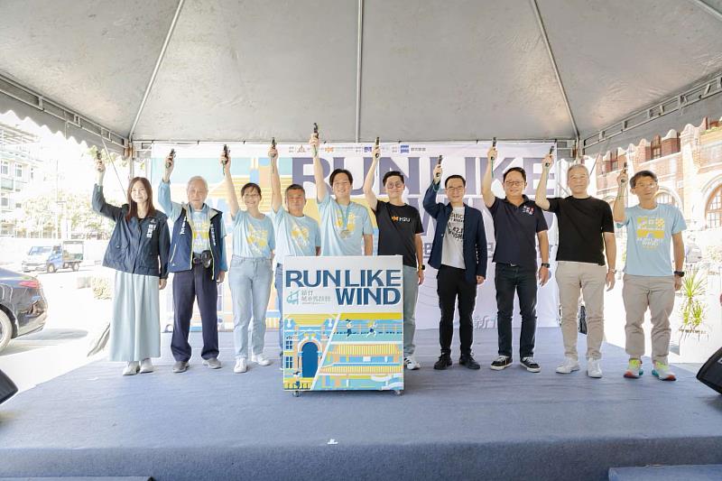 代理市長邱臣遠、秘書長張治祥、H2U永悅健康股份有限公司執行長陳俊嘉、蔡司台灣顯微鏡解決方案總監蔡慧等多位貴賓一同為新竹城市馬拉松賽事揭開序幕。