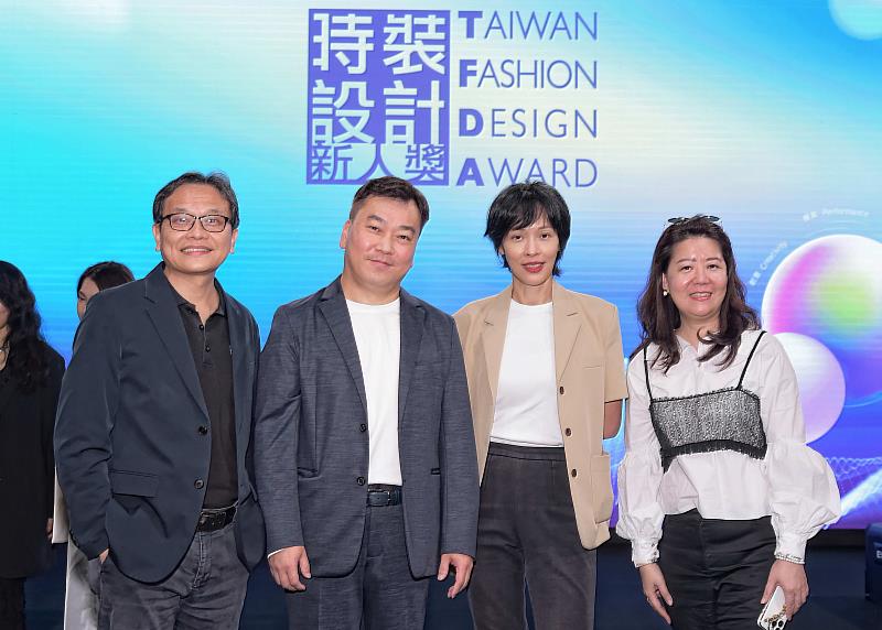 崑大李天祥校長（左2）、行政副校長鐘俊顏（左1）親臨現場支持