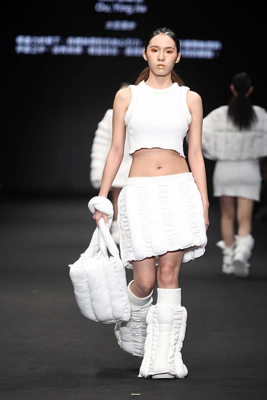 時尚系四年級康榆嫣登上「時裝設計新人獎」伸展台（中華民國紡織業拓展會提供）