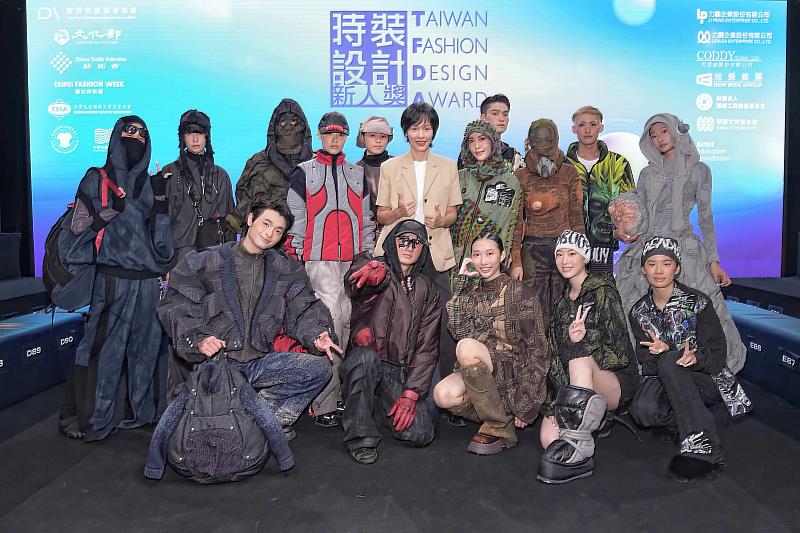 時尚系王聖芬主任得獎者合影（中華民國紡織業拓展會提供）