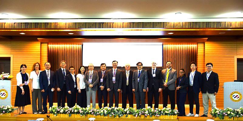 南臺科大商管學院舉辦「2025第21屆知識經濟與全球化管理國際研討會」。圖為商管學院林靖中院長、日本工學院大學中村潤教授、德國康斯坦茲應用科學大學Christopher Pässler教授、校內主管等合照。