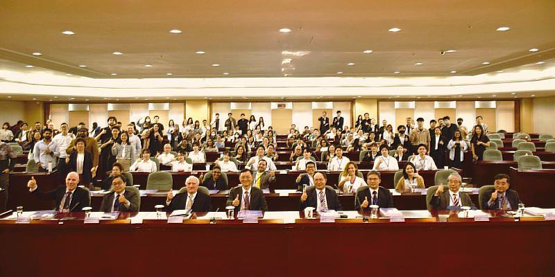 南臺科大商管學院舉辦「2025第21屆知識經濟與全球化管理國際研討會」。圖為來自八個國家的學者專家與會貴賓團體大合照，盛況空前，顯示研討會在亞太地區的學術影響力。