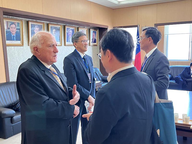 法國巴黎第十二大學Dominique Maillard教授（左1）與財法所郭戎晉所長及印尼Klabat大學Elvis Sumanti教授與商管學院林靖中院長進行交流。