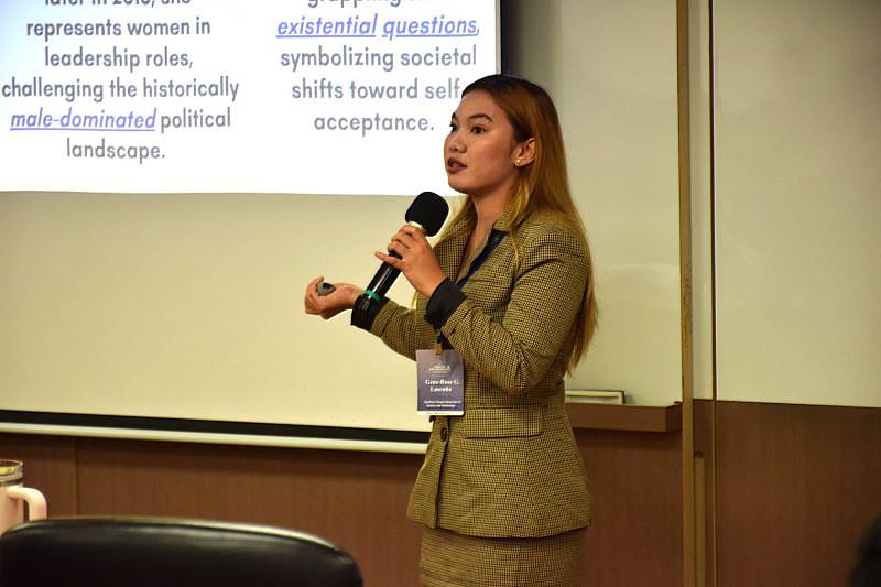 南臺科技大商管學院「2025第21屆知識經濟與全球化管理國際研討會」論文發表環節。圖為國際學者發表其最新研究成果。現場與會者聚精會神，透過高水準的學術分享與交流，共同探討AI應用、ESG實踐等全球商管前瞻議題。