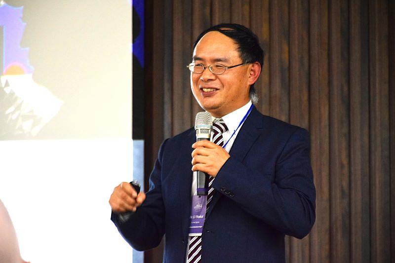 日本国際大学国際経営学研究科Wenkai Li 教授於南臺科大商管學院「2025第21屆知識經濟與全球化管理國際研討會」開幕式進行專題演講。演講主題為 Trump’s Tariffs Implications for Global Supply Ghains and Strategic Responses，針對國際貿易戰與全球供應鏈重組等時下熱門議題進行深入探討。