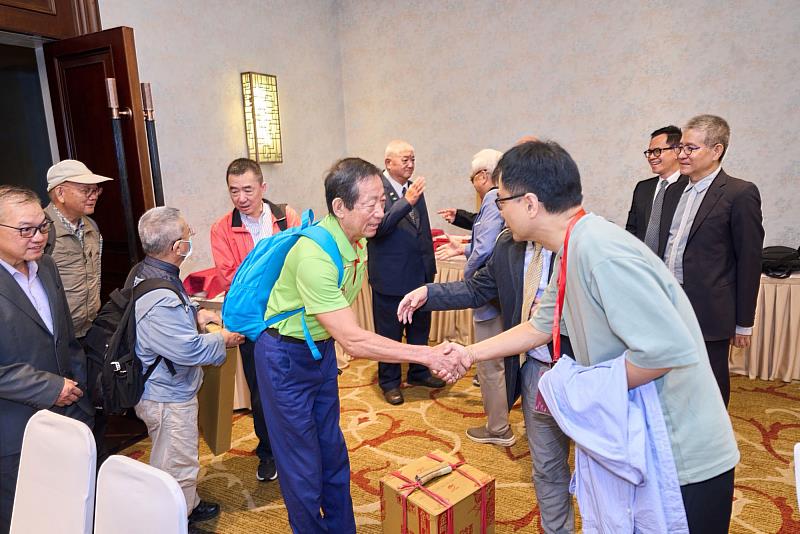 世新校友們在歡聲笑語中回憶求學時光。(世新大學提供)