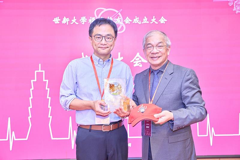 世新大學校長陳清河(右)致贈母校紀念品予福建校友會創會會長黃裕峯(左)。(世新大學提供)