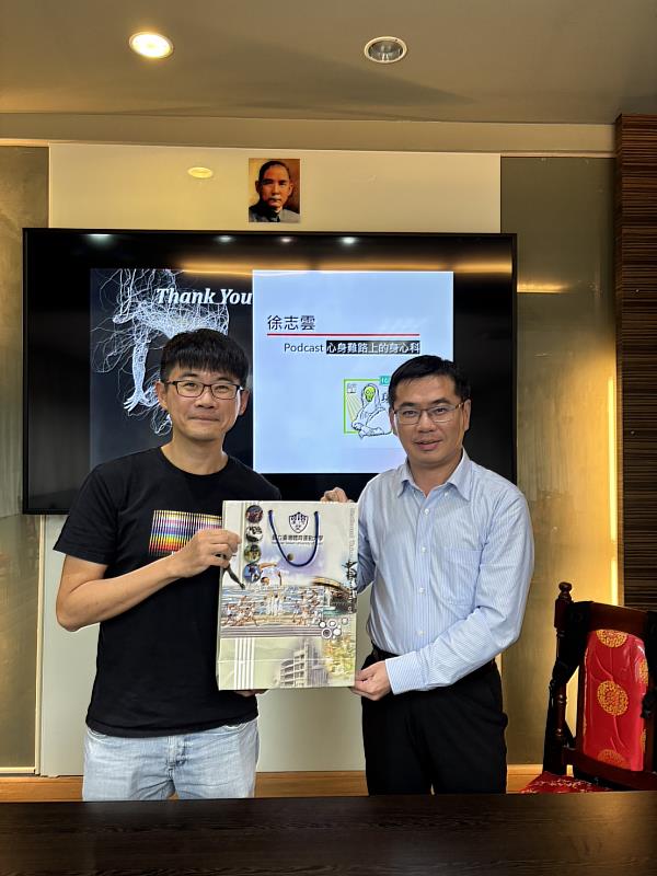 陳添丁主任秘書感謝徐志雲醫師蒞校演講