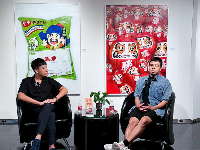 藝術總監Albert與藝術家賴威帆訪談側拍，節目中兩人以輕鬆對談形式分享創作心路，從法國留學到回台發展，呈現藝術家的真實生活樣貌。