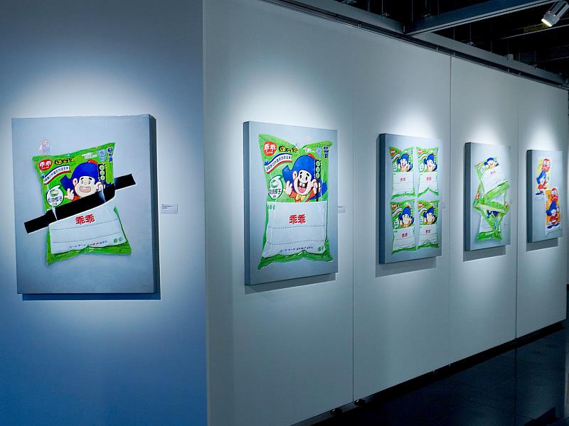 展場乖乖系列作品一隅，以童年零食「乖乖」為題，色彩明亮、構圖俏皮，成為收藏圈矚目的潮流藝術作品。