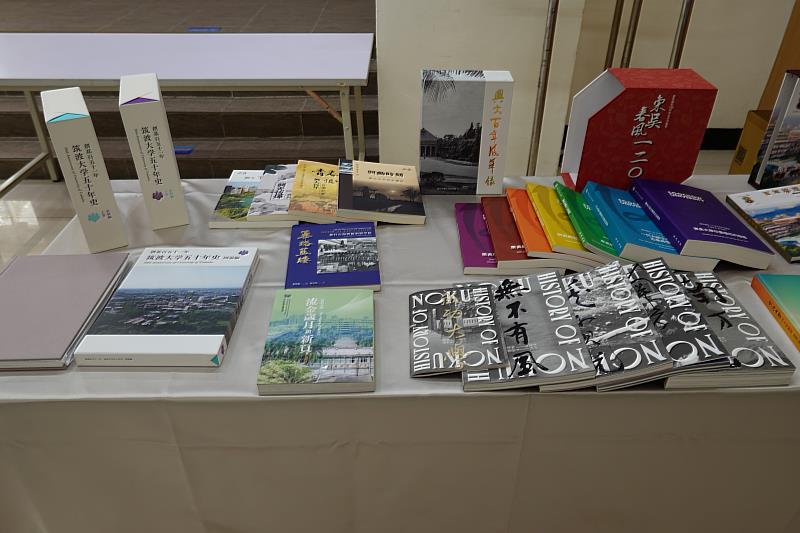 成大博物館亦辦理微型書展,展出館藏校史相關文獻與其他間學校的校史互相參照,盼藉由靜態微型展示,提供與會者更多啟發與議題交流。