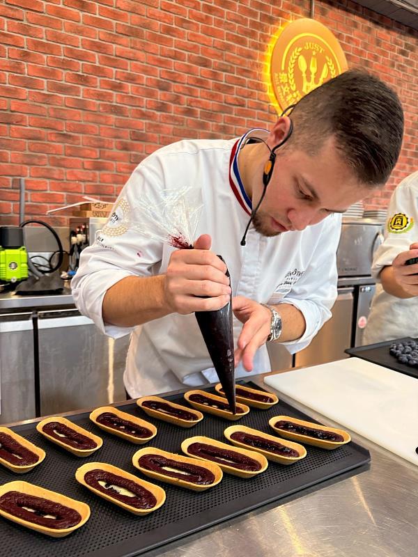 景文科大攜手法國雷諾特廚藝學院 舉辦2025法國甜點MOF大師國際甜點工藝交流講座