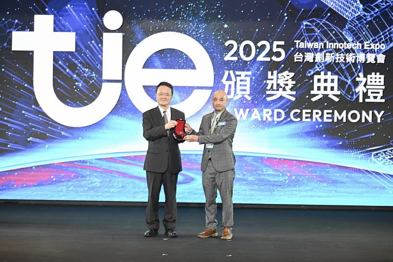 北商大企管系江梓安教授（右）的「產品需求預測模型建立方法」專利技術榮獲創博會銅牌獎。