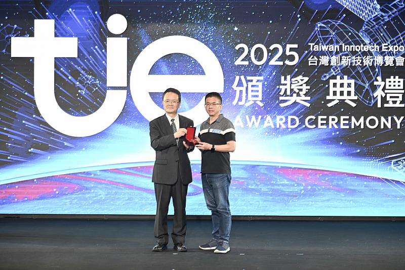 北商大資管系張隆君副教授（右）與學生許琇媛共同研發的「詐騙電話偵測裝置與系統」也榮獲創博會銅牌獎的肯定。