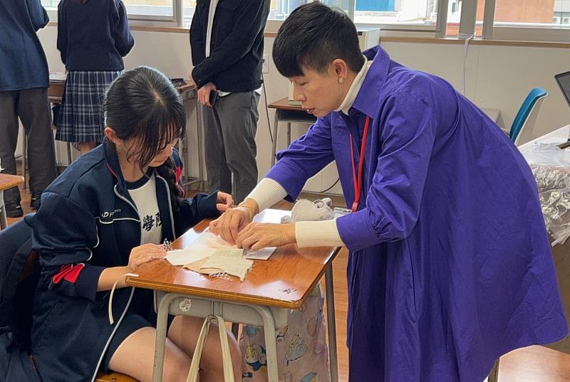 實踐大學服裝設計學系系主任謝詠絮（右1）親自指導日本橫濱中華學院學生關於服裝設計的技巧。