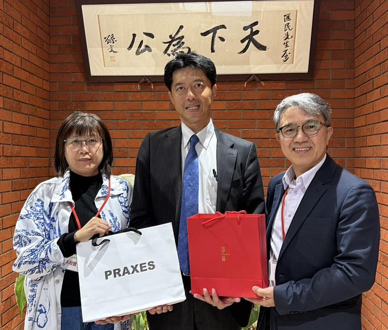 實踐大學國際暨兩岸事務處副校長郭壽旺（右1）與設計學院院長許鳳玉（左1）代表學校致贈實踐大學自創服裝品牌PRAXES禮品予日本橫濱中華學院校長杜文劍，象徵兩校交流情誼。