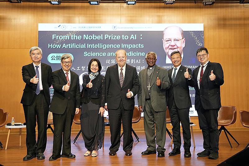 國際論壇貴賓合影,國家衛生研究院司徒惠康院長(由左至右)、中央研究院陳建仁院士、Prof. Joy Hirsch、Sterling Prof. James E. Rothman、涂克森樞機主教、輔大藍易振校長、輔大醫學院廖俊厚院長