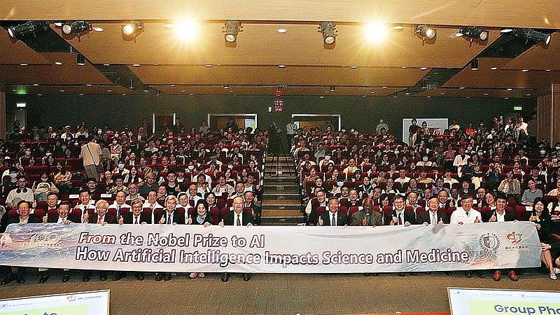 諾貝爾獎得主蒞臨輔大演講獲得熱烈歡迎，師生擠滿會場