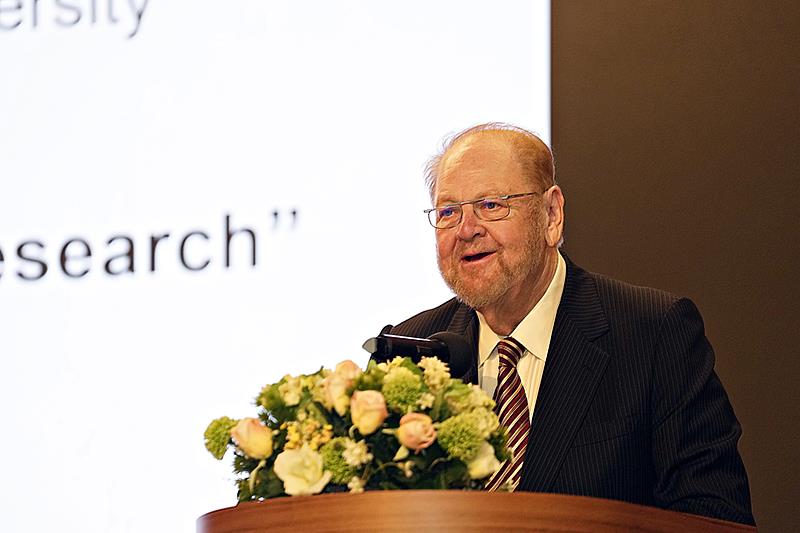 Sterling Prof. James E. Rothman以「我們為什麼要做基礎研究」為題進行演講