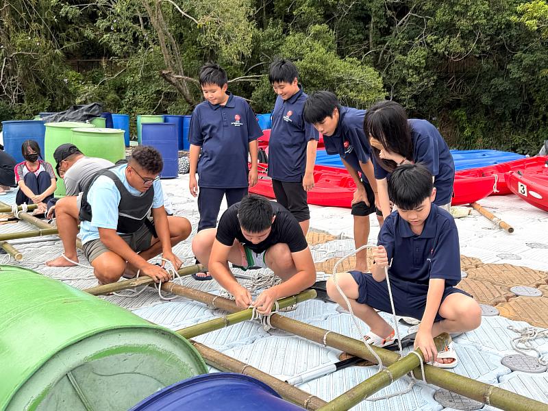 學生團隊合作，挑戰自力造筏（圖/中信高中提供）