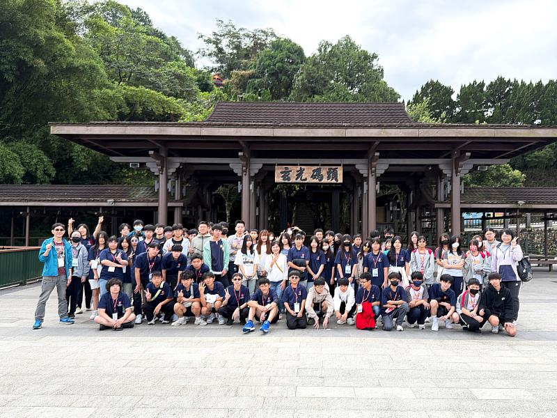 中信高中師生於玄光碼頭大合照（圖/中信高中提供）