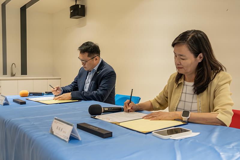簽署儀式由副校長兼環境永續暨休閒院長劉瑞美（右）與南紡流通事業股份有限公司副總經理楊鈵彥代表簽署