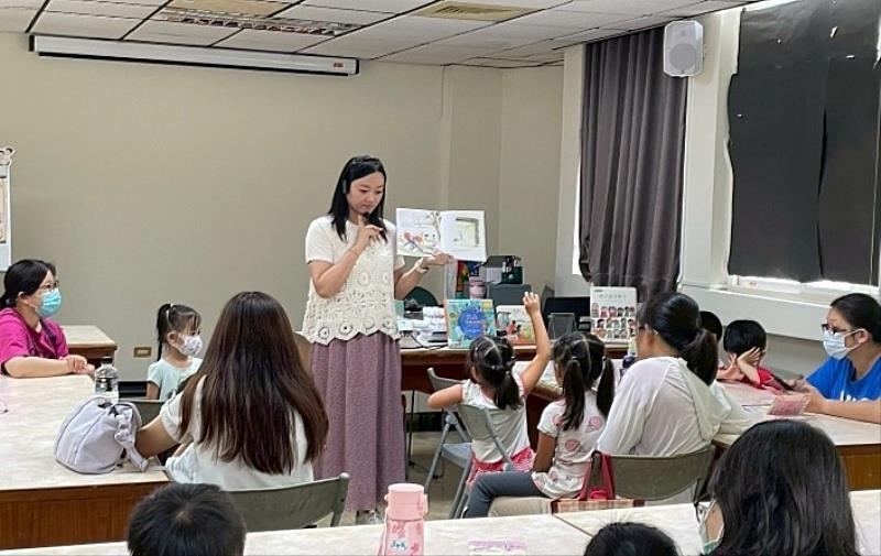 講師帶領親子共讀繪本，邀請孩子分享對於故事劇情的感想。