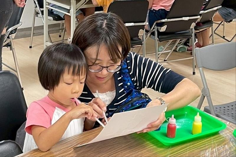 親子合力用吸管及顏料，吹畫出獨一無二的情緒小怪獸。