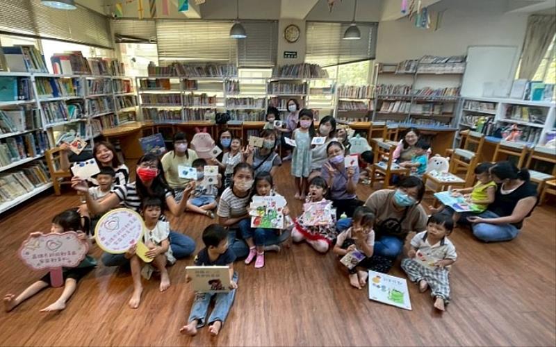 活動規劃豐富，吸引鳥松圖書館館內的讀者臨時加入。