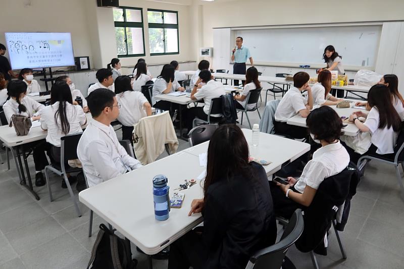 安定國小陳伯照校長與南大師資生交流教育現場經驗，分享行政與教學實務見解。
