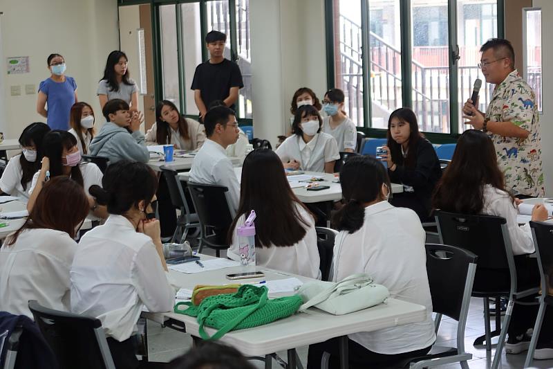 南大教育學系師資生與陳秉家老師進行議課討論，從課堂觀察延伸專業對話與省思。