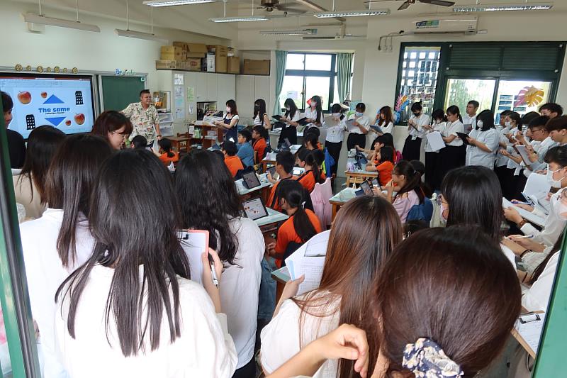 南大教育學系師資生於安定國小觀課，觀察雙語數學結合數位平板的創新教學應用。