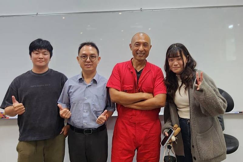 南大經管系師生與講者合影留念,展現對地方議題與永續實踐的關心