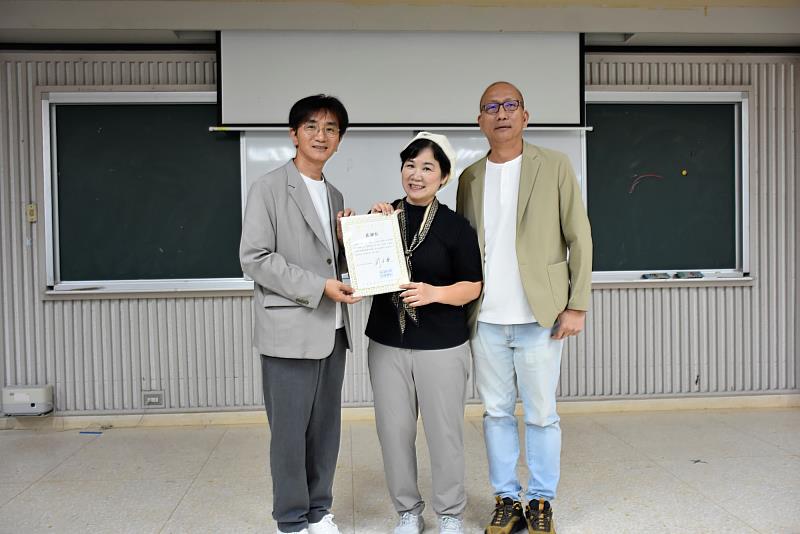 南大管理學院劉子歆院長與講師王小路、張幼霖合影，共談跨域學習與創新教學